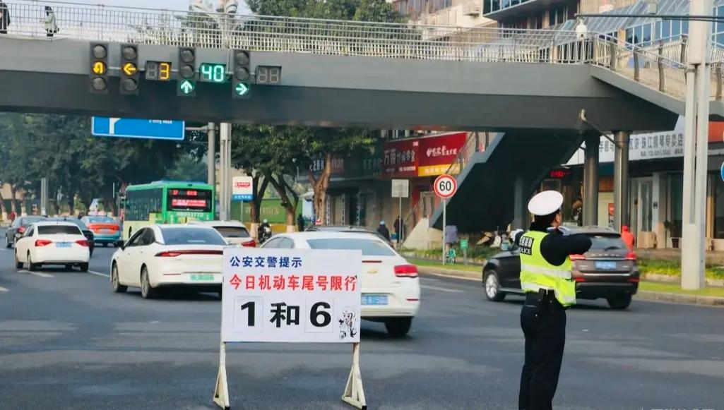 【今天限行不/今日限行几点至几点】-第2张图片 【今天限行不/今日限行几点至几点】-第2张图片