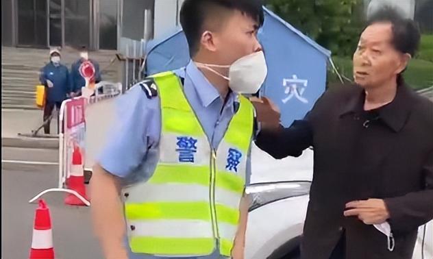 安徽疫情袭警-安徽警方回应-第6张图片 安徽疫情袭警-安徽警方回应-第6张图片